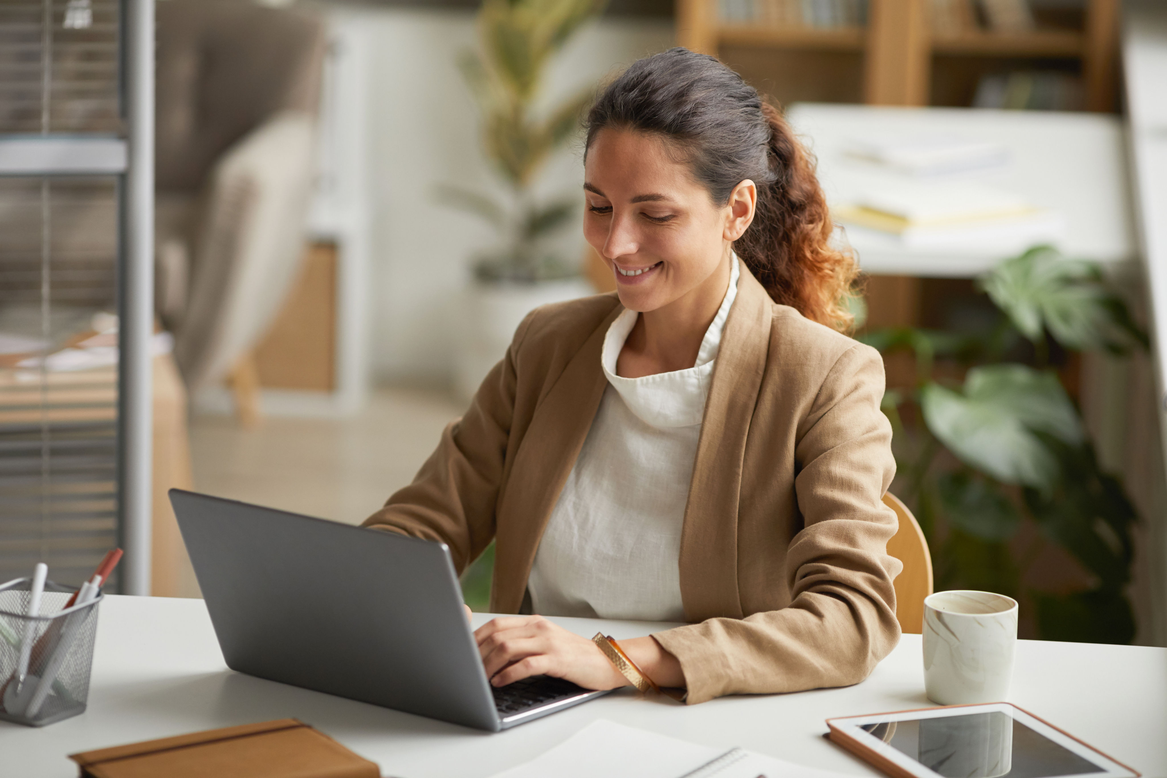 Profissional usando o Payhub em um notebook